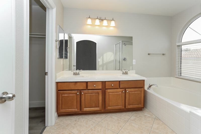 3,820/Mo, 9007 Snowtrack Ave Las Vegas, NV 89149 Main Bathroom View