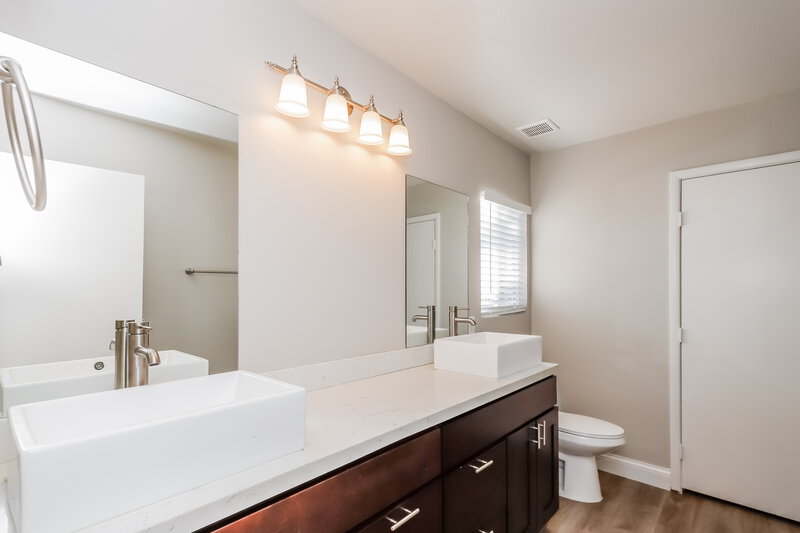 3,640/Mo, 10176 Climbing Lily St Las Vegas, NV 89183 Main Bathroom View