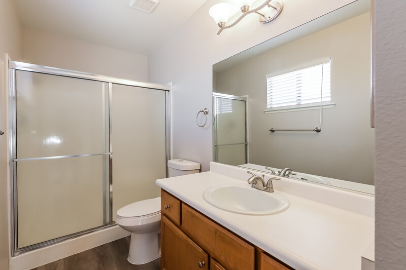 1,900/Mo, 607 Avon Ave Henderson, NV 89014 Main Bathroom View