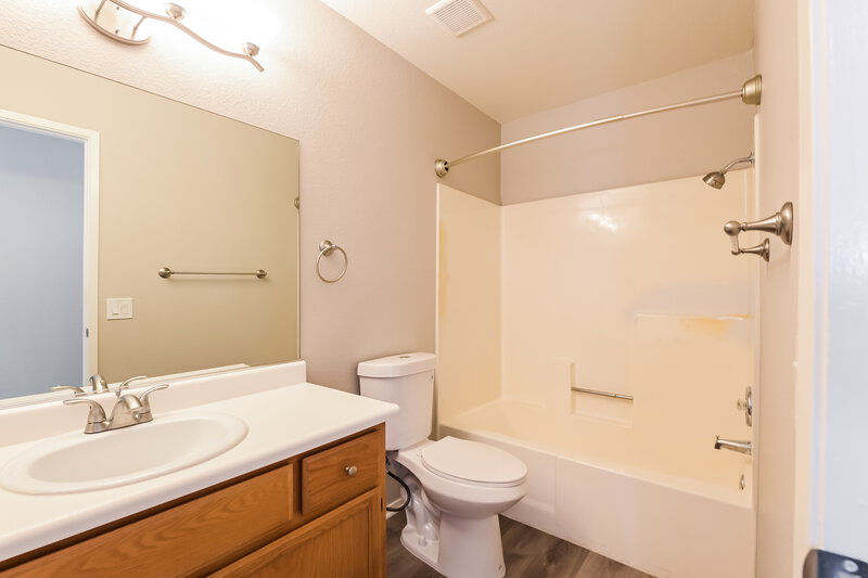 1,900/Mo, 607 Avon Ave Henderson, NV 89014 Bathroom View
