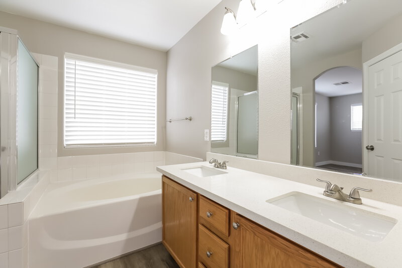 2,415/Mo, 7881 Harp Tree St Las Vegas, NV 89139 Main Bathroom View