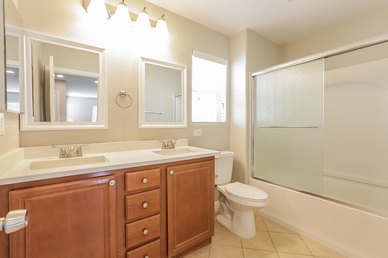 2,055/Mo, 10186 Glen Aire Ave Las Vegas, NV 89148 Main Bathroom View