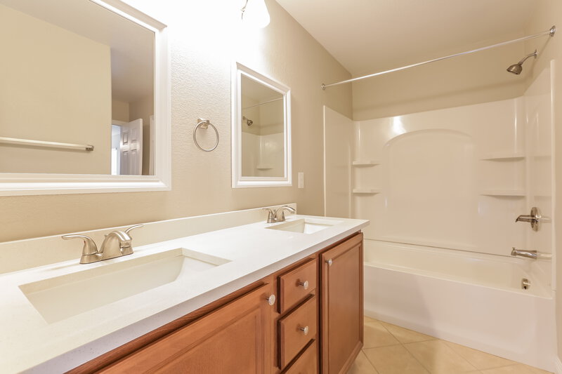 2,055/Mo, 10186 Glen Aire Ave Las Vegas, NV 89148 Bathroom View