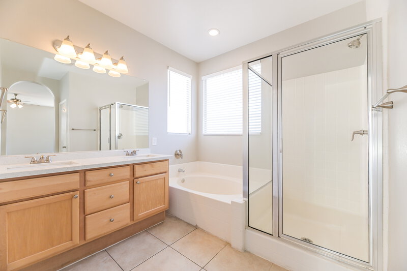 2,360/Mo, 3917 Irvin Ave Las Vegas, NV 89141 Main Bathroom View