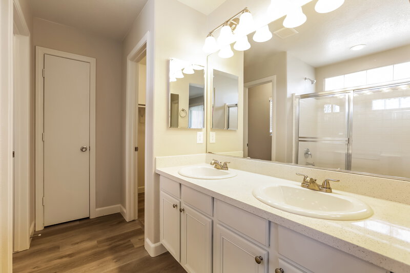 1,895/Mo, 8838 Ashley Park Ave Las Vegas, NV 89148 Main Bathroom View