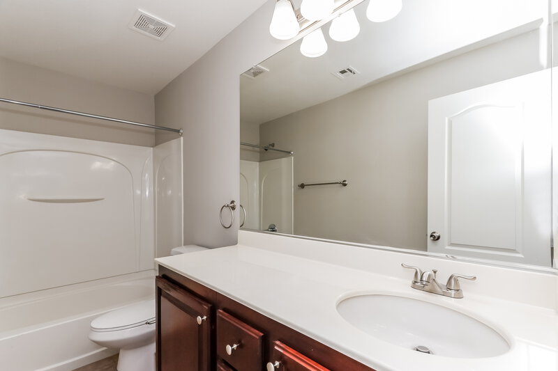 2,210/Mo, 642 Monument Point St Henderson, NV 89002 Main Bathroom View