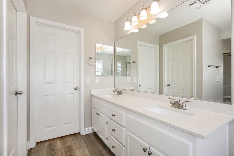 2,045/Mo, 1022 Shades End Ave North Las Vegas, NV 89081 Main Bathroom View