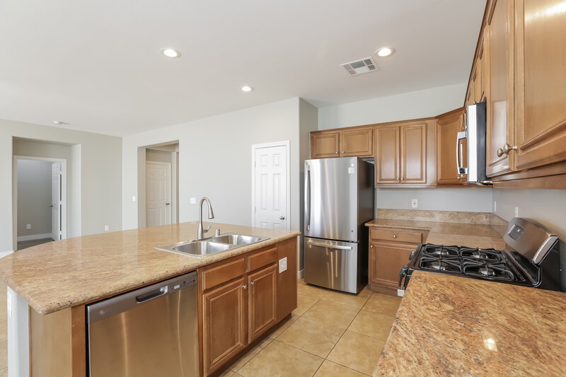 2,215/Mo, 7532 Port Orchard Ave Las Vegas, NV 89113 Kitchen View 2