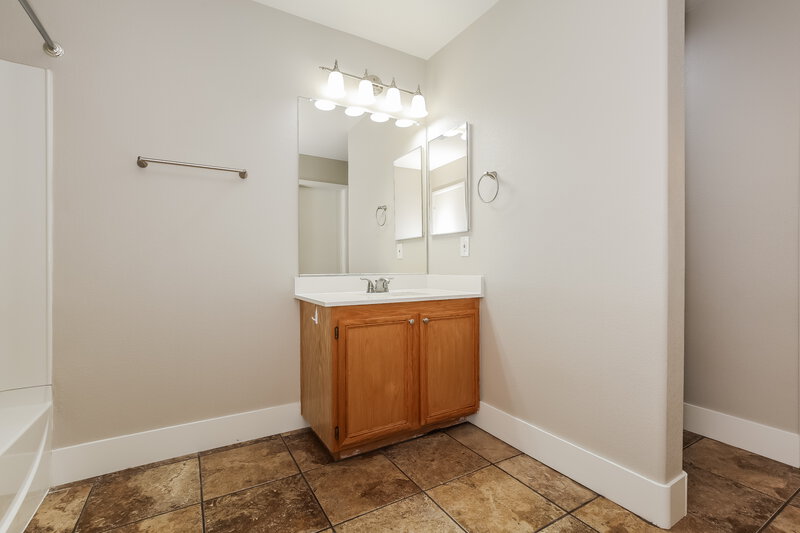 2,250/Mo, 6179 Fisher Creek Ct Las Vegas, NV 89139 Main Bathroom View