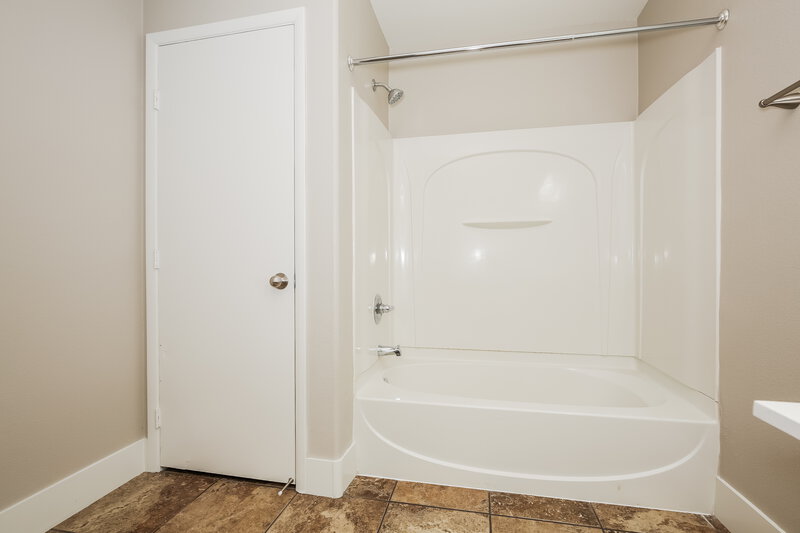 2,250/Mo, 6179 Fisher Creek Ct Las Vegas, NV 89139 Main Bathroom View 2