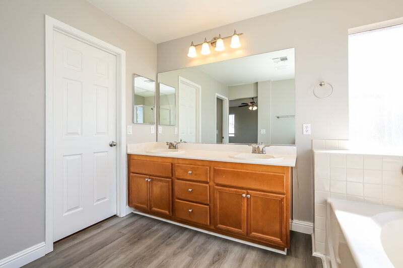 2,170/Mo, 6347 Blushing Willow St North Las Vegas, NV 89081 Main Bathroom View