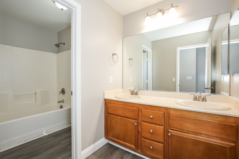 2,170/Mo, 6347 Blushing Willow St North Las Vegas, NV 89081 Bathroom View 2