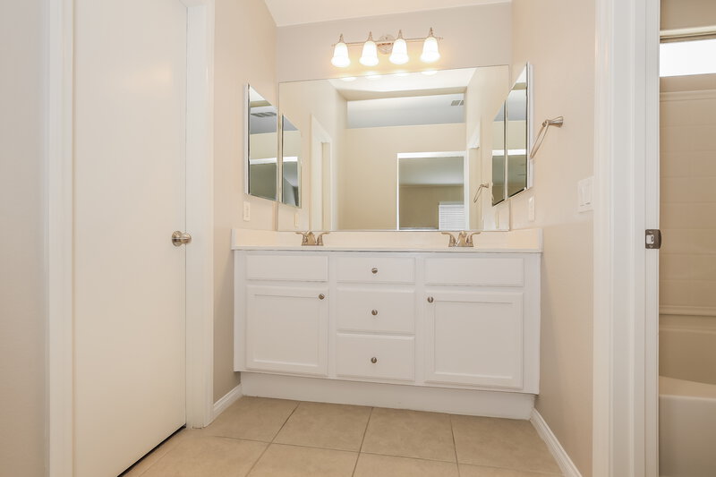 2,235/Mo, 6441 Butterfly Sky North Las Vegas, NV 89084 Main Bathroom View