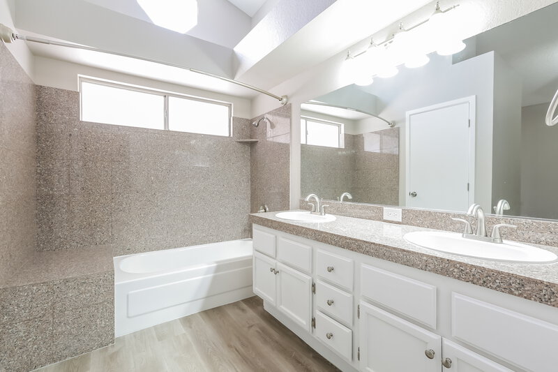 1,905/Mo, 5797 Goodsprings Ct Las Vegas, NV 89110 Main Bathroom View