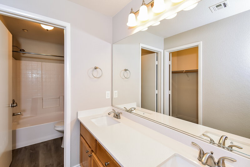 1,660/Mo, 5522 Jackpot Winner Ln Unit 101 Las Vegas, NV 89122 Main Bathroom View