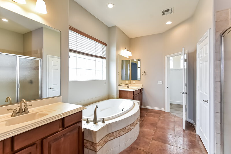 3,170/Mo, 9704 Bolton Landing Ct Las Vegas, NV 89178 Main Bathroom View