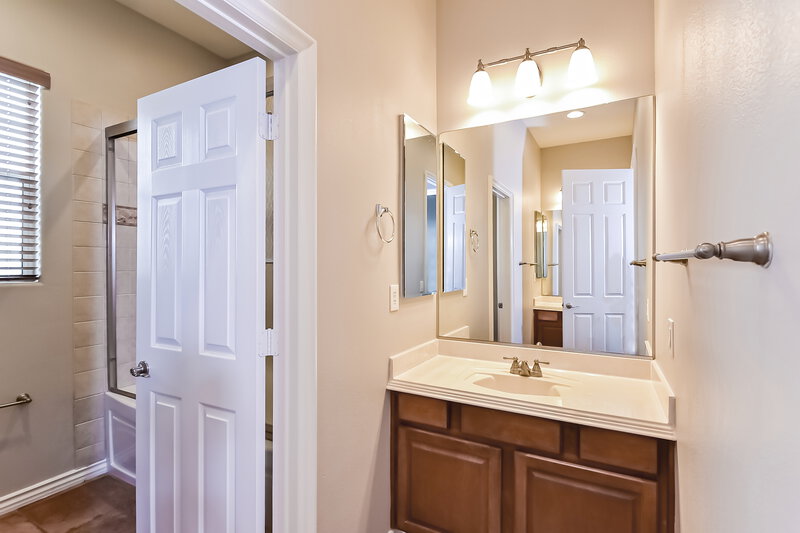 3,170/Mo, 9704 Bolton Landing Ct Las Vegas, NV 89178 Main Bathroom View 3