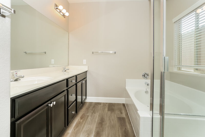 2,600/Mo, 8016 Central Railroad Ct Las Vegas, NV 89131 Main Bathroom View