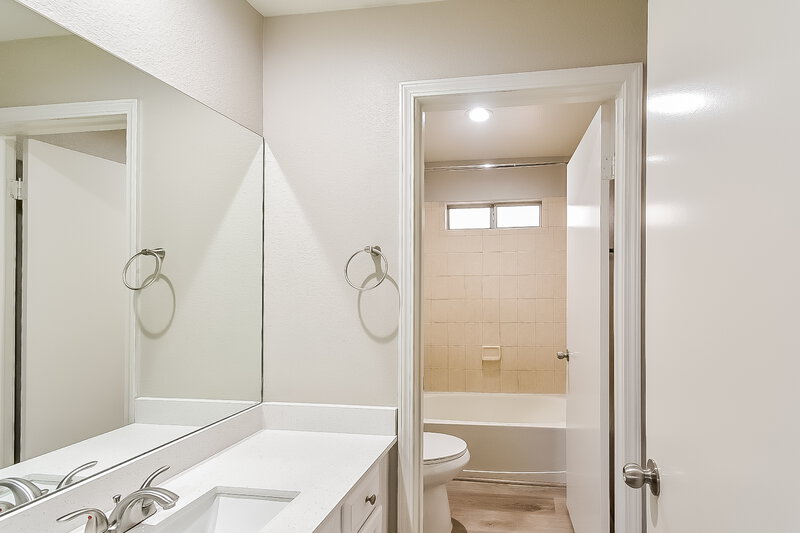 1,855/Mo, 5359 Hanging Tree Ln Las Vegas, NV 89118 Main Bathroom View