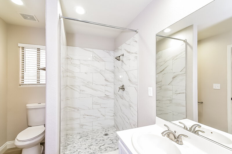 1,855/Mo, 5359 Hanging Tree Ln Las Vegas, NV 89118 Bathroom View 2