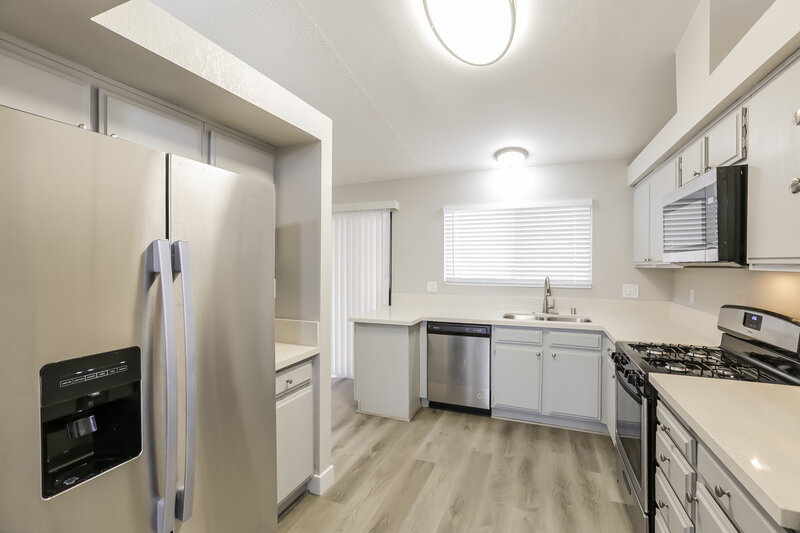 2,540/Mo, 1330 White Dr Las Vegas, NV 89119 Kitchen View