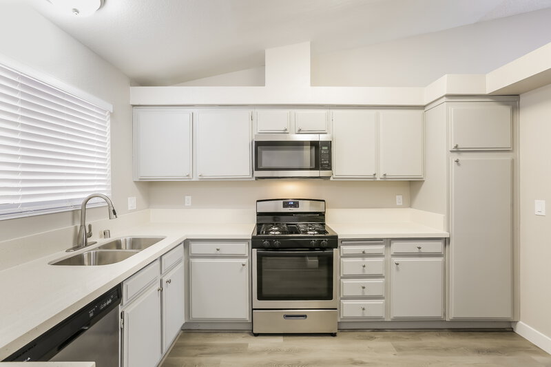 2,540/Mo, 1330 White Dr Las Vegas, NV 89119 Kitchen View 2