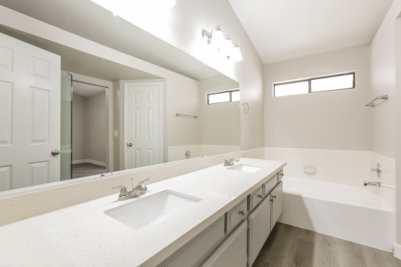2,540/Mo, 1330 White Dr Las Vegas, NV 89119 Main Bathroom View