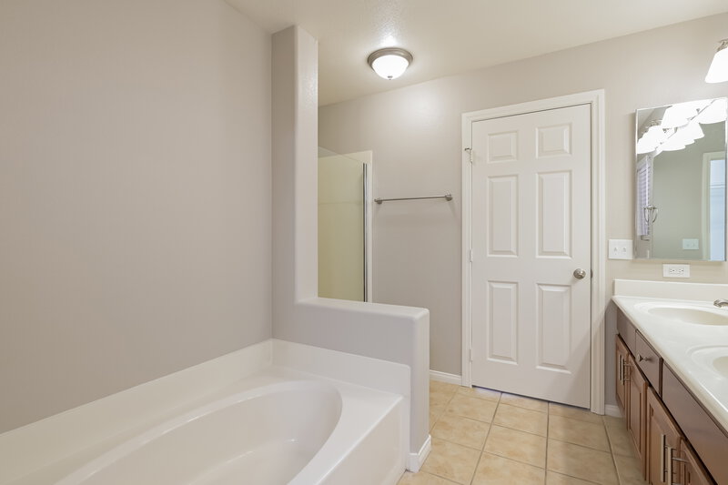2,120/Mo, 6620 Melodic Ct Las Vegas, NV 89139 Main Bathroom View