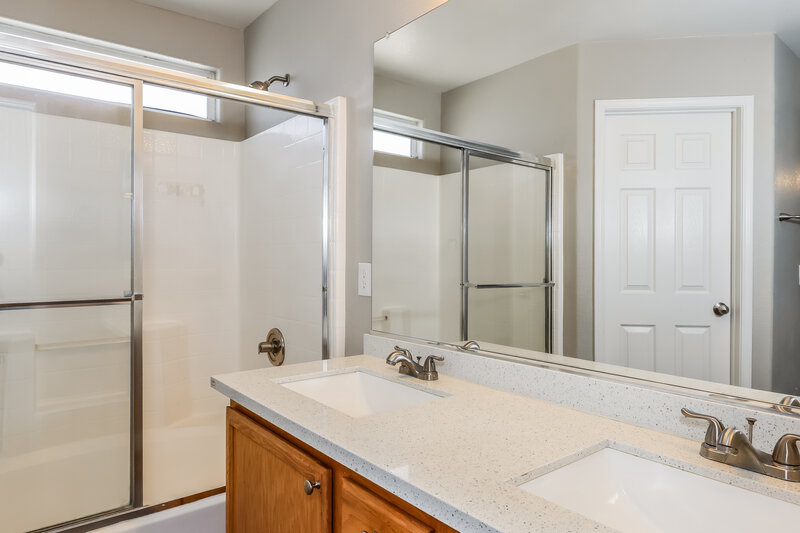2,240/Mo, 10931 Colour Magic St Henderson, NV 89052 Main Bathroom View