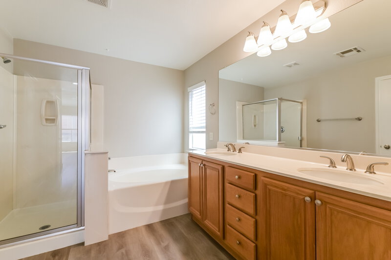 2,530/Mo, 1075 Silver Star St Henderson, NV 89002 Main Bathroom View