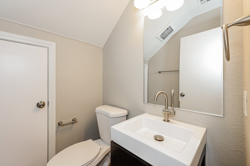 1,860/Mo, 3010 Sunrise Bay Ave North Las Vegas, NV 89031 Bathroom View 2