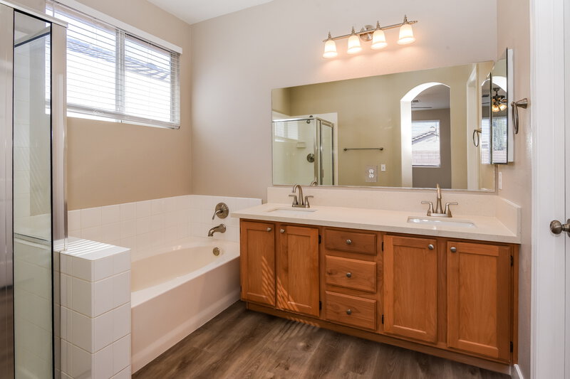 2,535/Mo, 9156 Briarthorne St Las Vegas, NV 89123 Main Bathroom View