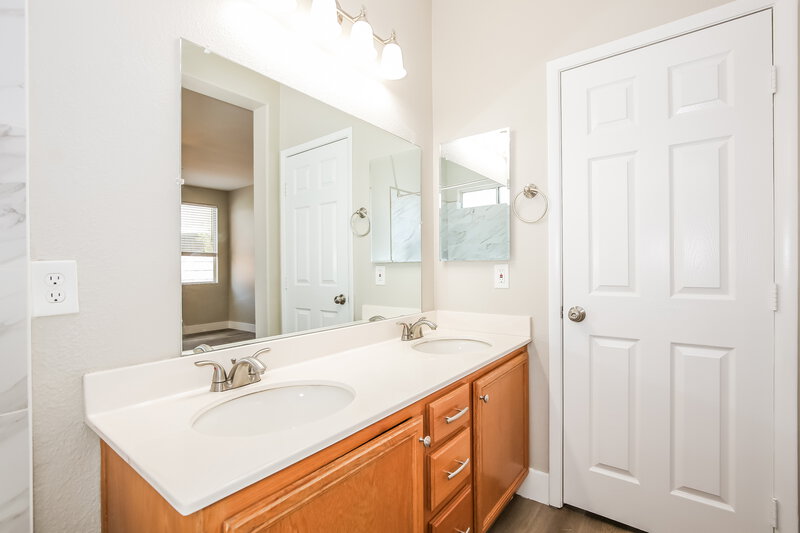 2,000/Mo, 11682 Autunno St Las Vegas, NV 89183 Main Bathroom View