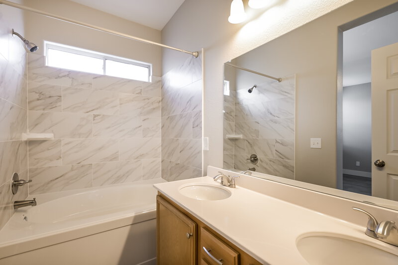 2,095/Mo, 11682 Autunno St Las Vegas, NV 89183 Main Bathroom View