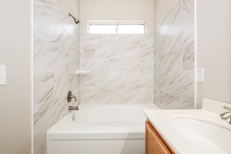 2,000/Mo, 11682 Autunno St Las Vegas, NV 89183 Main Bathroom View 2