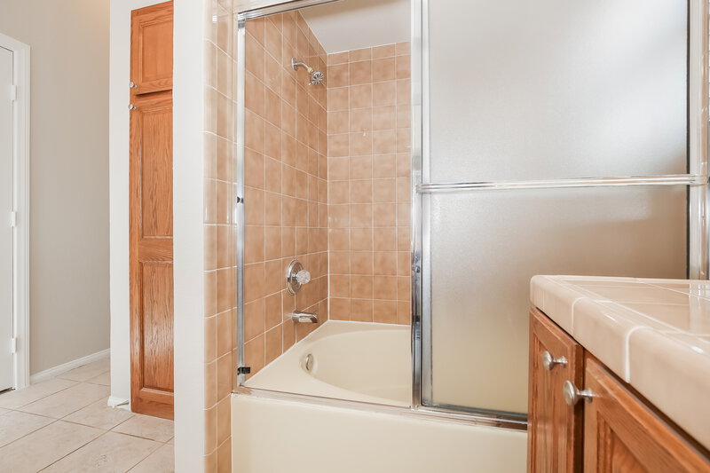 2,295/Mo, 4916 Rancho Bernardo Way Las Vegas, NV 89130 Main Bathroom View 2