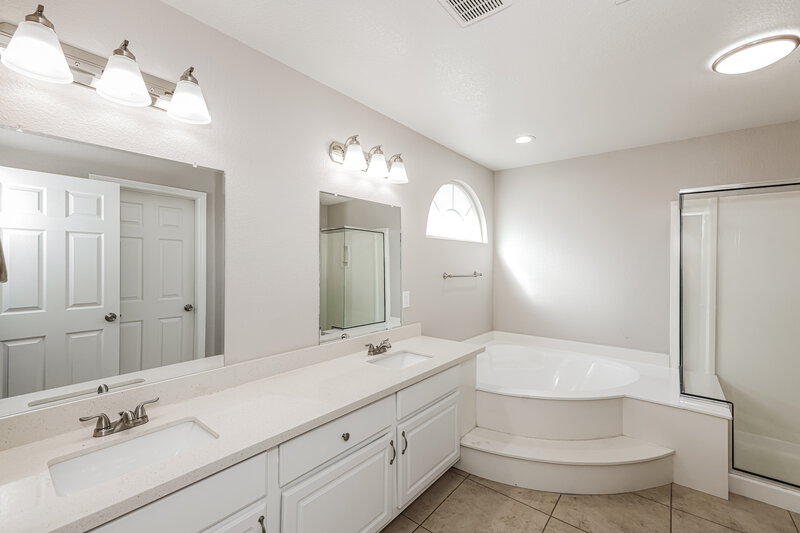 2,250/Mo, 5569 Vision Quest Ct Las Vegas, NV 89139 Main Bathroom View