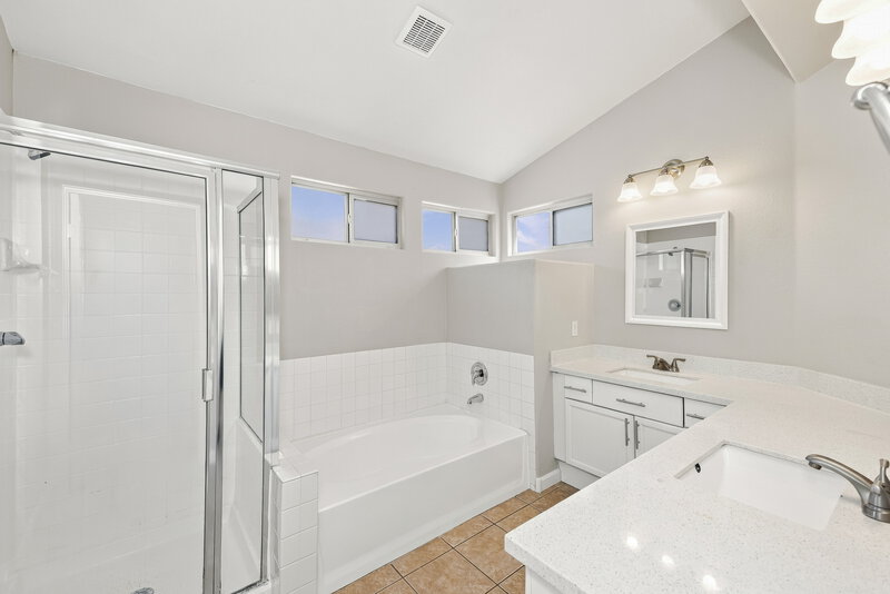 2,360/Mo, 6180 Bruma Ave Las Vegas, NV 89122 Primary Bathroom View