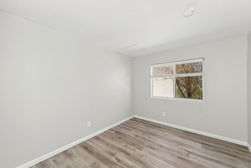 2,360/Mo, 6180 Bruma Ave Las Vegas, NV 89122 V S Main Bedroom View