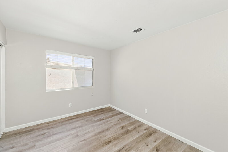 2,360/Mo, 6180 Bruma Ave Las Vegas, NV 89122 Bedroom View