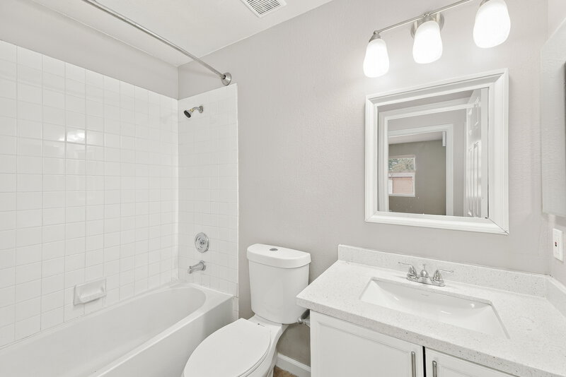 2,360/Mo, 6180 Bruma Ave Las Vegas, NV 89122 Bathroom View