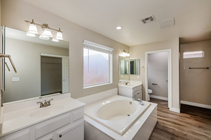 2,555/Mo, 7714 Hauck St Las Vegas, NV 89139 Main Bathroom View