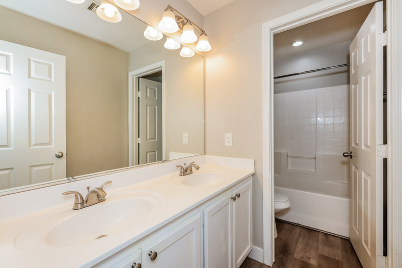 2,555/Mo, 7714 Hauck St Las Vegas, NV 89139 Bathroom View 2