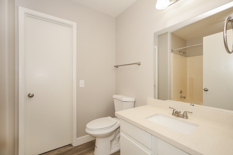 1,825/Mo, 540 Carlos Julio Ave North Las Vegas, NV 89031 Main Bathroom View