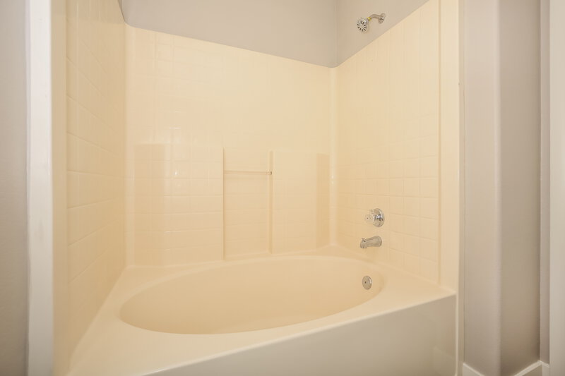 1,825/Mo, 540 Carlos Julio Ave North Las Vegas, NV 89031 Main Bathroom View 2