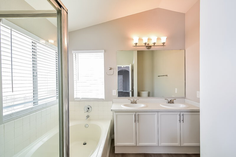 3,040/Mo, 1915 Casa Verde Dr North Las Vegas, NV 89031 Main Bathroom View