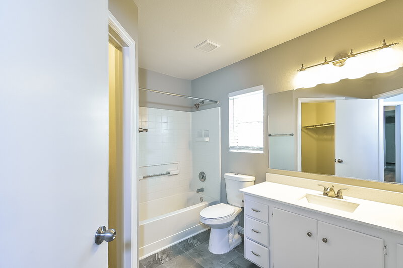 1,975/Mo, 4623 Candlas Way North Las Vegas, NV 89031 Main Bathroom View