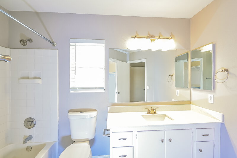 1,975/Mo, 4623 Candlas Way North Las Vegas, NV 89031 Main Bathroom View 2