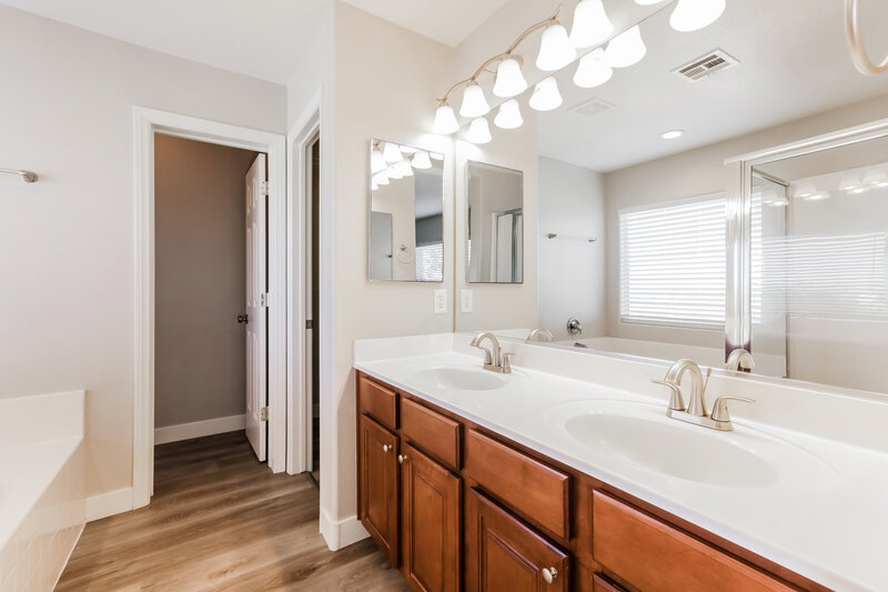 2,080/Mo, 8790 Ashley Park Ave Las Vegas, NV 89148 Main Bathroom View