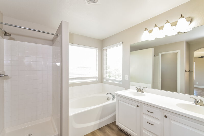 0/Mo, 8052 Severn Valley St Las Vegas, NV 89139 Main Bathroom View
